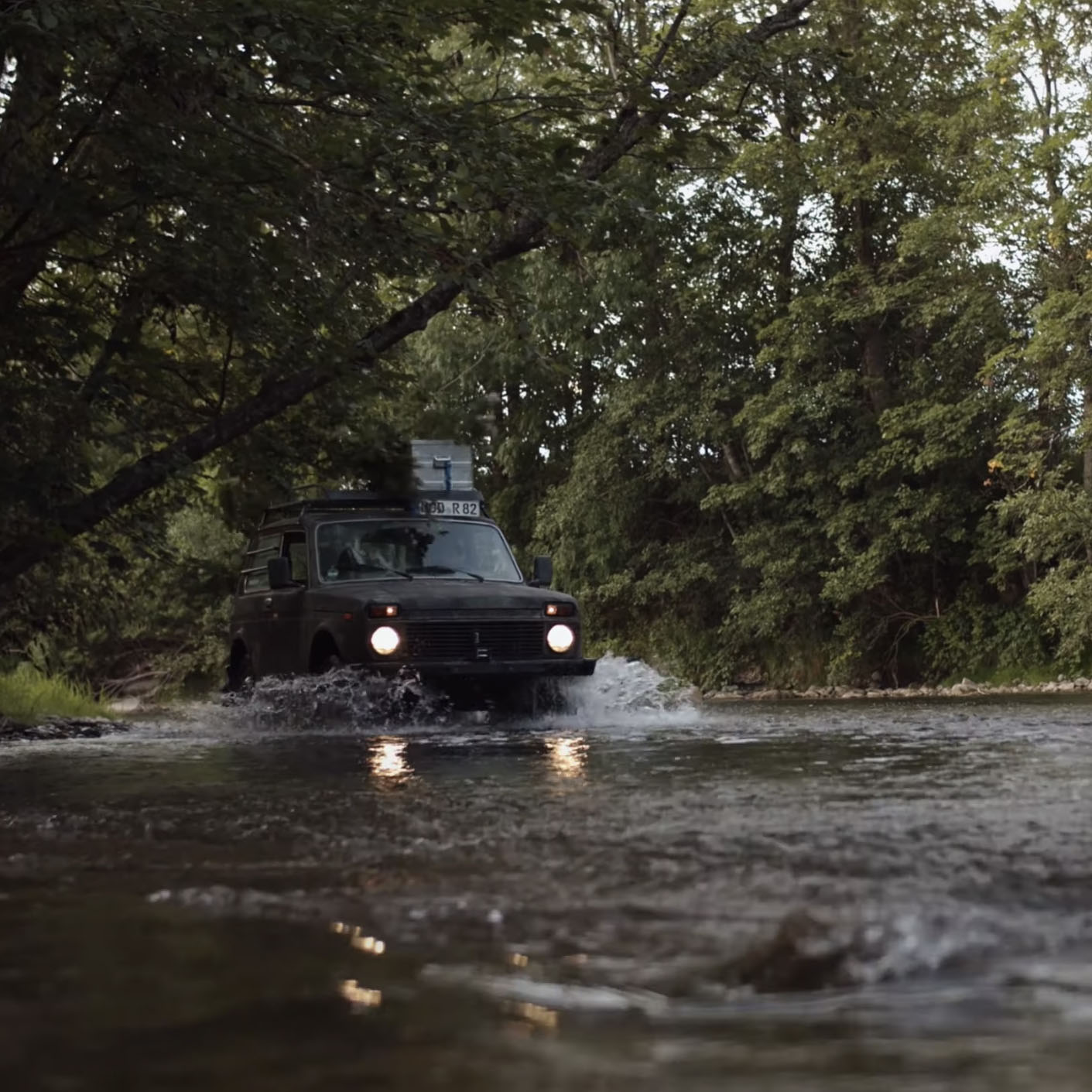 Geländewagen bei einer Flussdurchfahrt
